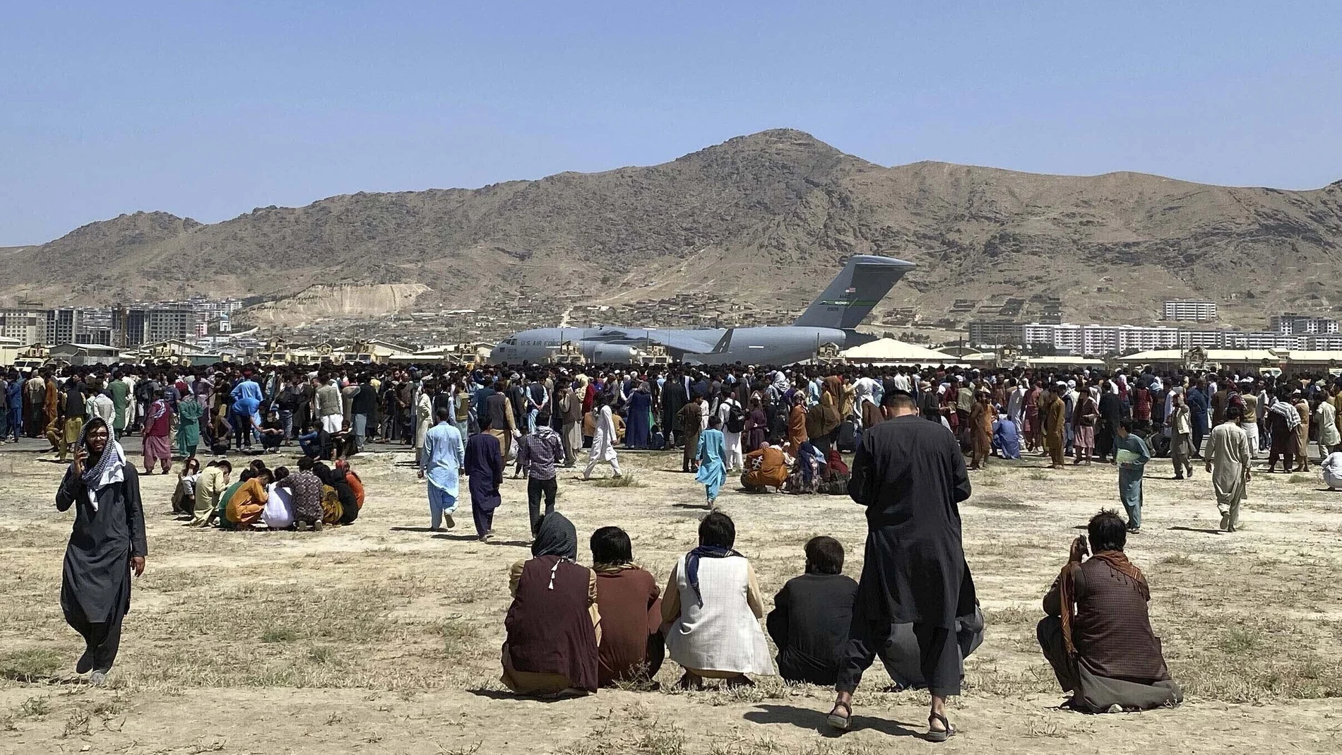 Los talibán, que el 15 de agosto se hicieron con el control de la capital, han controlado desde entonces los accesos al aeródromo