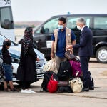 El ministro de Interior, Fernando Grande-Marlaska (3d) saluda a varios refugiados en la base aérea de Torrejón de Ardoz (Madrid)