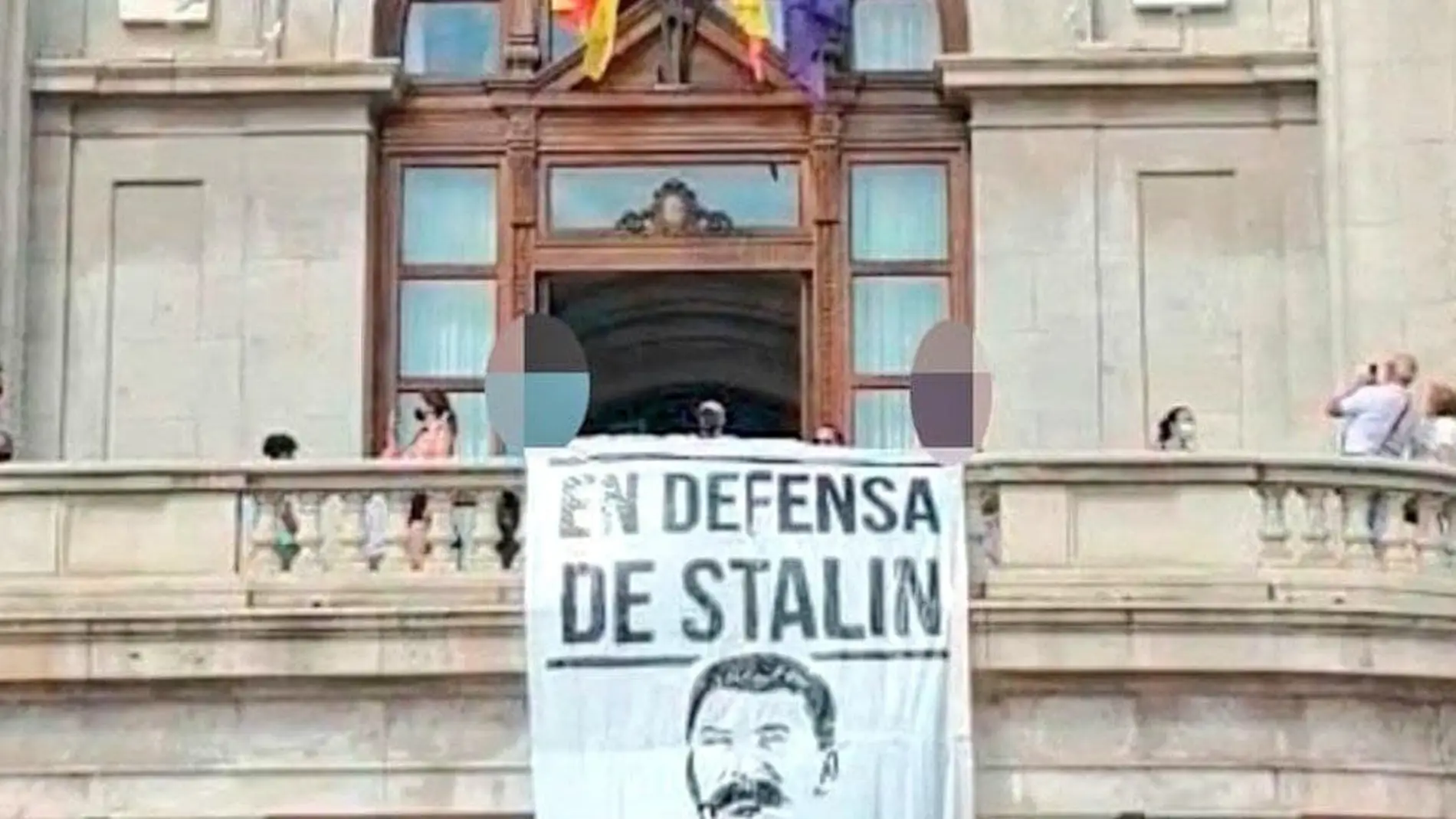 La pancarta se desplegó ayer en el balcón del Consistorio de Valencia