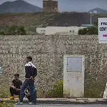 Un grupo de jóvenes, en las inmediaciones de la frontera entre España y Marruecos en la ciudad autónoma de Ceuta en los días posteriores al asalto a la valla