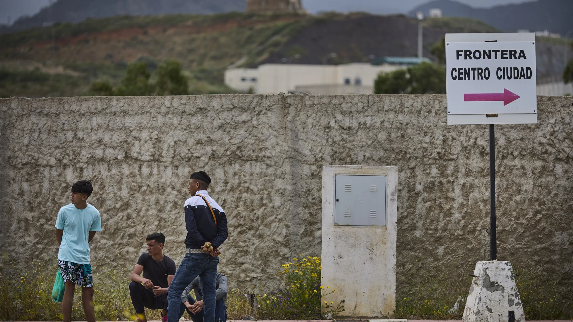Un grupo de jóvenes, en las inmediaciones de la frontera entre España y Marruecos en la ciudad autónoma de Ceuta en los días posteriores al asalto a la valla