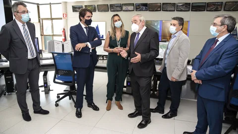 El consejero de Fomento y Medio Ambiente, Juan Carlos Suárez-Quiñones, y la consejera de Presidencia de Asturias, Rita Camblor, presentan el protocolo de coordinación en operaciones de emergencia en túneles de áreas limítrofes en el Centro de Control de Aucalsa (La Ablaneda, Asturias) de la AP-66. En la imagen, el director de Aucalsa, Eduardo Arrojo, les muestra el centro de control de la autopista