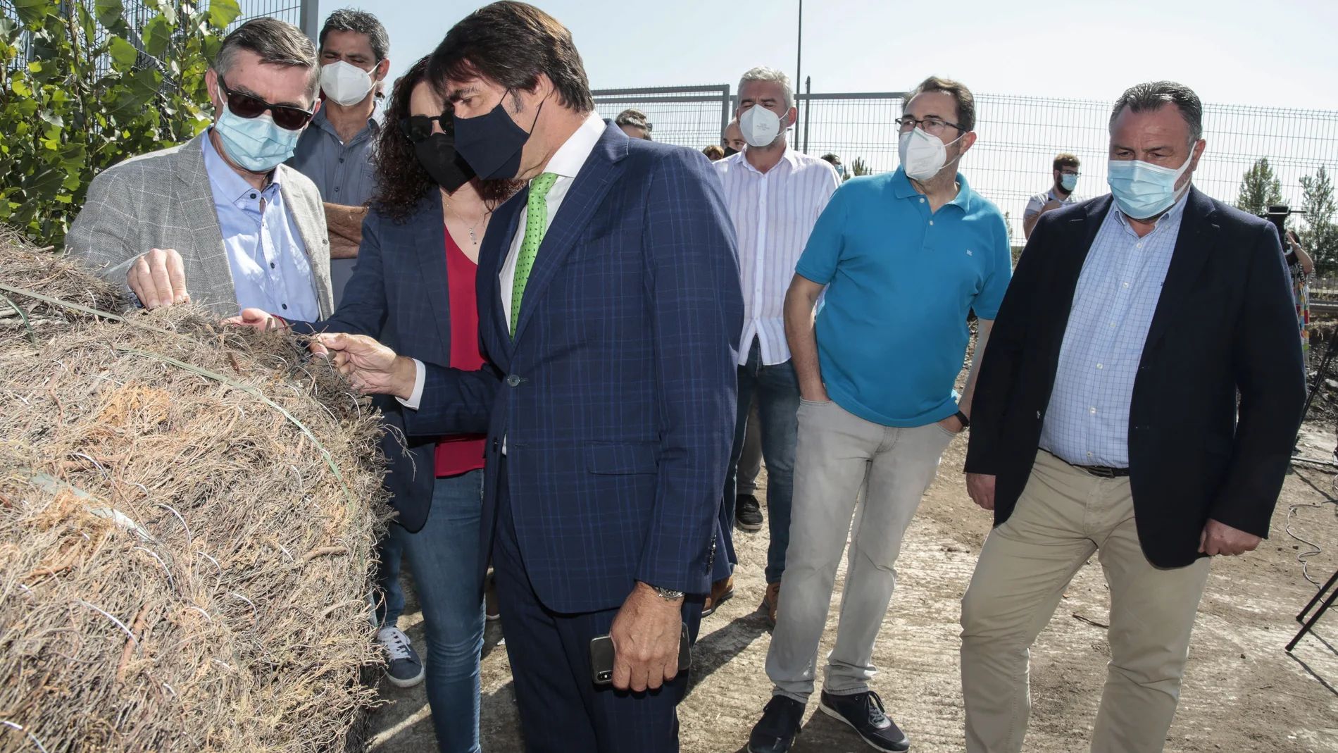 El consejero de Fomento y Medio Ambiente, Juan Carlos Suárez-Quiñones y el presidente de la Diputación, Eduardo Morán, visitan la fábrica 'León Brezo Ecológico' en Brañuelas