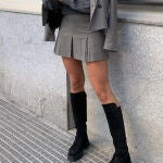 Minifalda + botas altas= conjunto increíble.