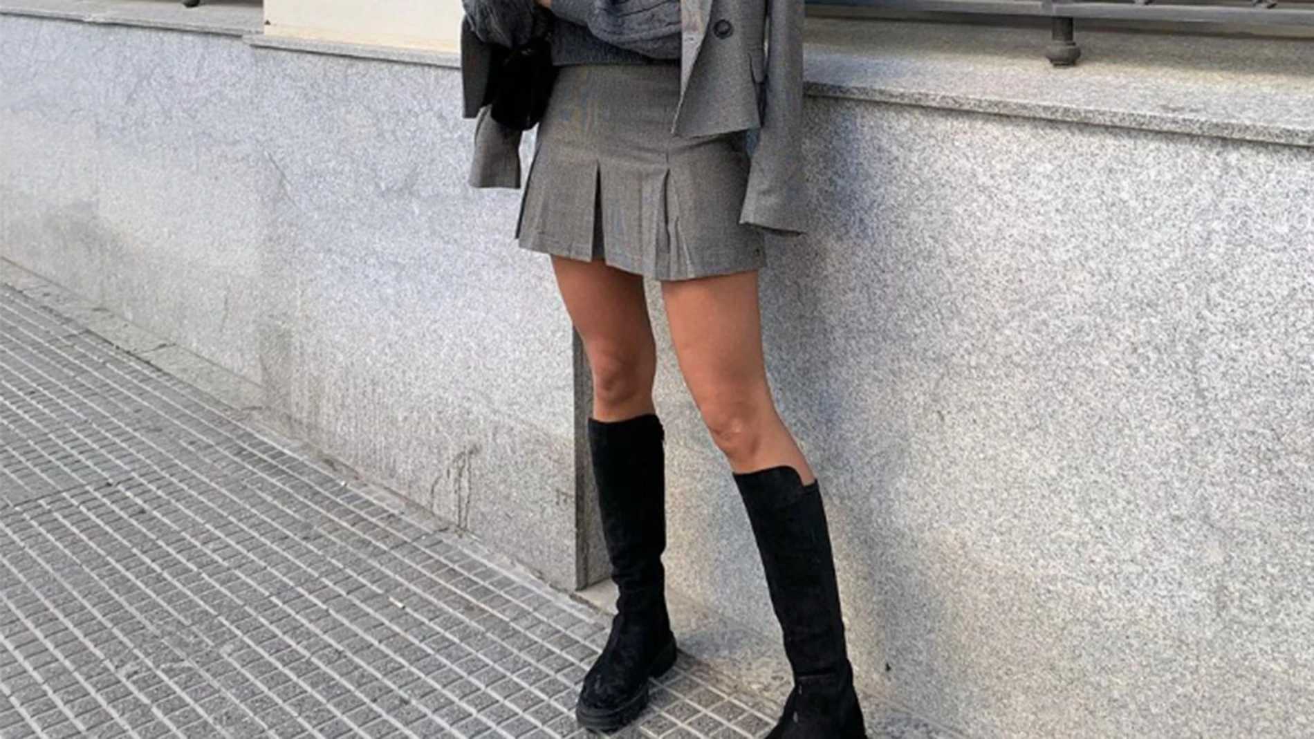 Minifalda y botas altas: cómo conjunto en una versión minimalista y