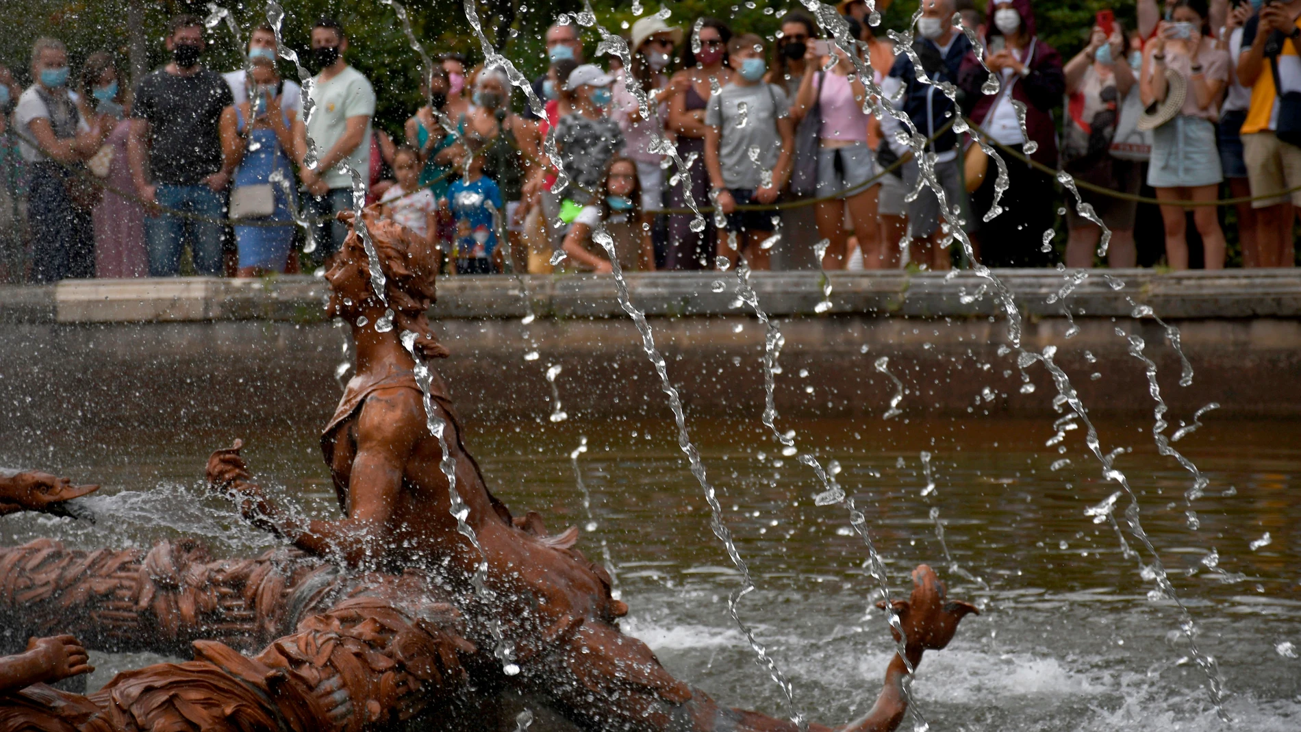 Espectáculo de los juegos de agua en las Fuentes Monumentales del Palacio Real de La Granja de San Ildefonso (Segovia), celebrado este miércoles, 25 de agosto, con motivo de la festividad de San Luis. EFE/Pablo Martín