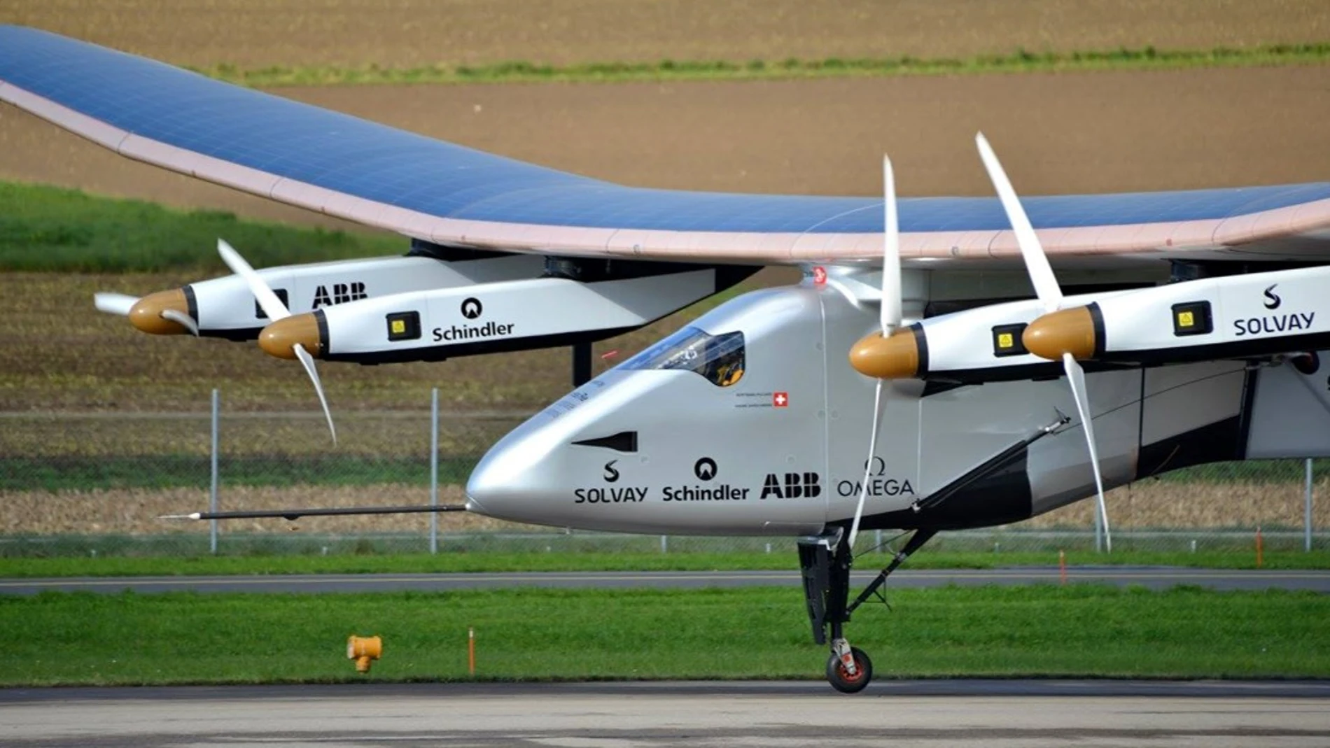 El avión Solar Impulse despegando.
