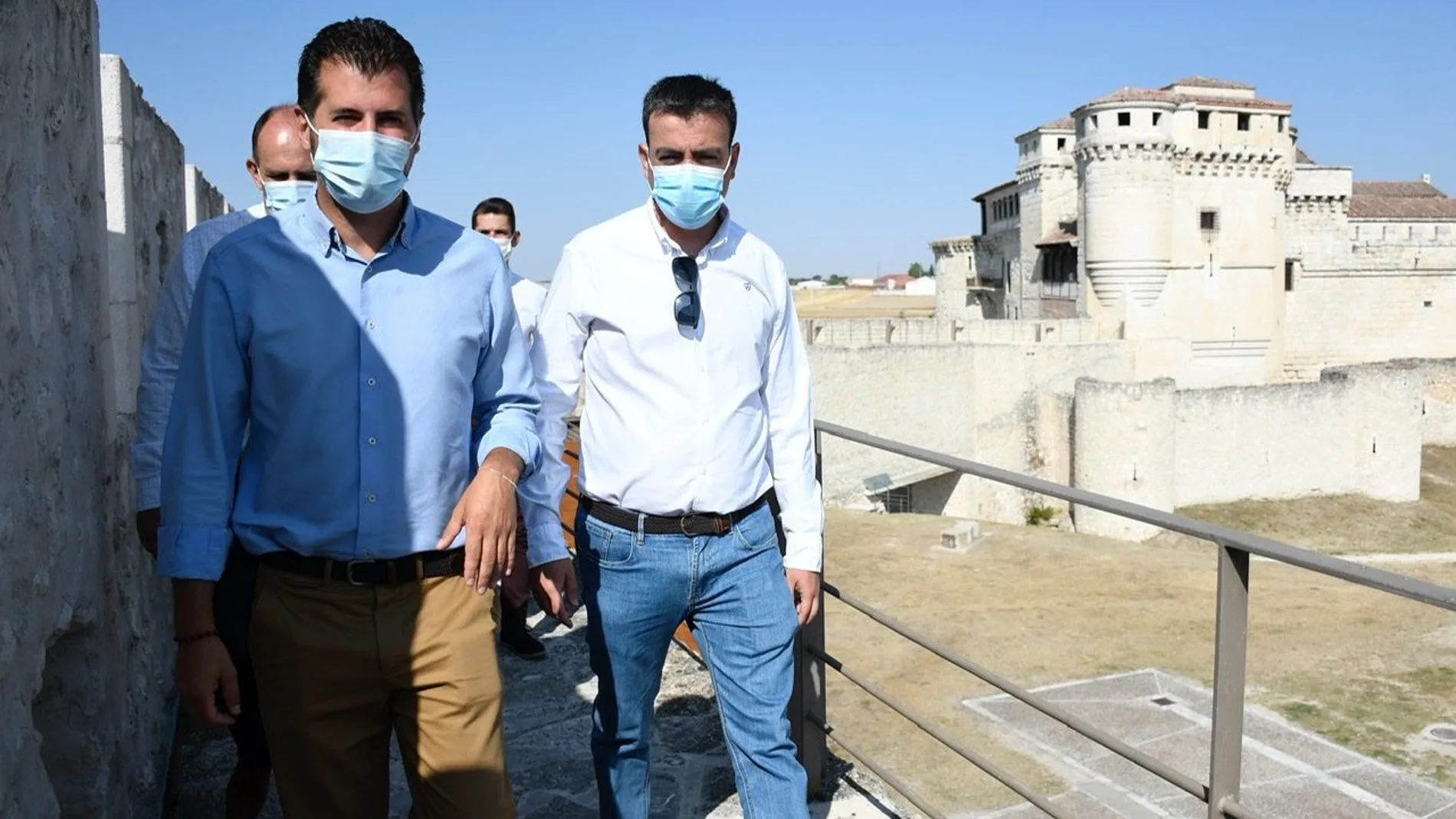 El secretario general del PSOE de Castilla y León, Luis Tudanca, acude a Cuéllar para visitar la muralla de la villa, junto al alcalde, Carlos Fraile, y el secretario general del PSOE de Segovia, José Luis Aceves. A las 11.45 horas, declaraciones a los medios, a las puertas del Castillo.