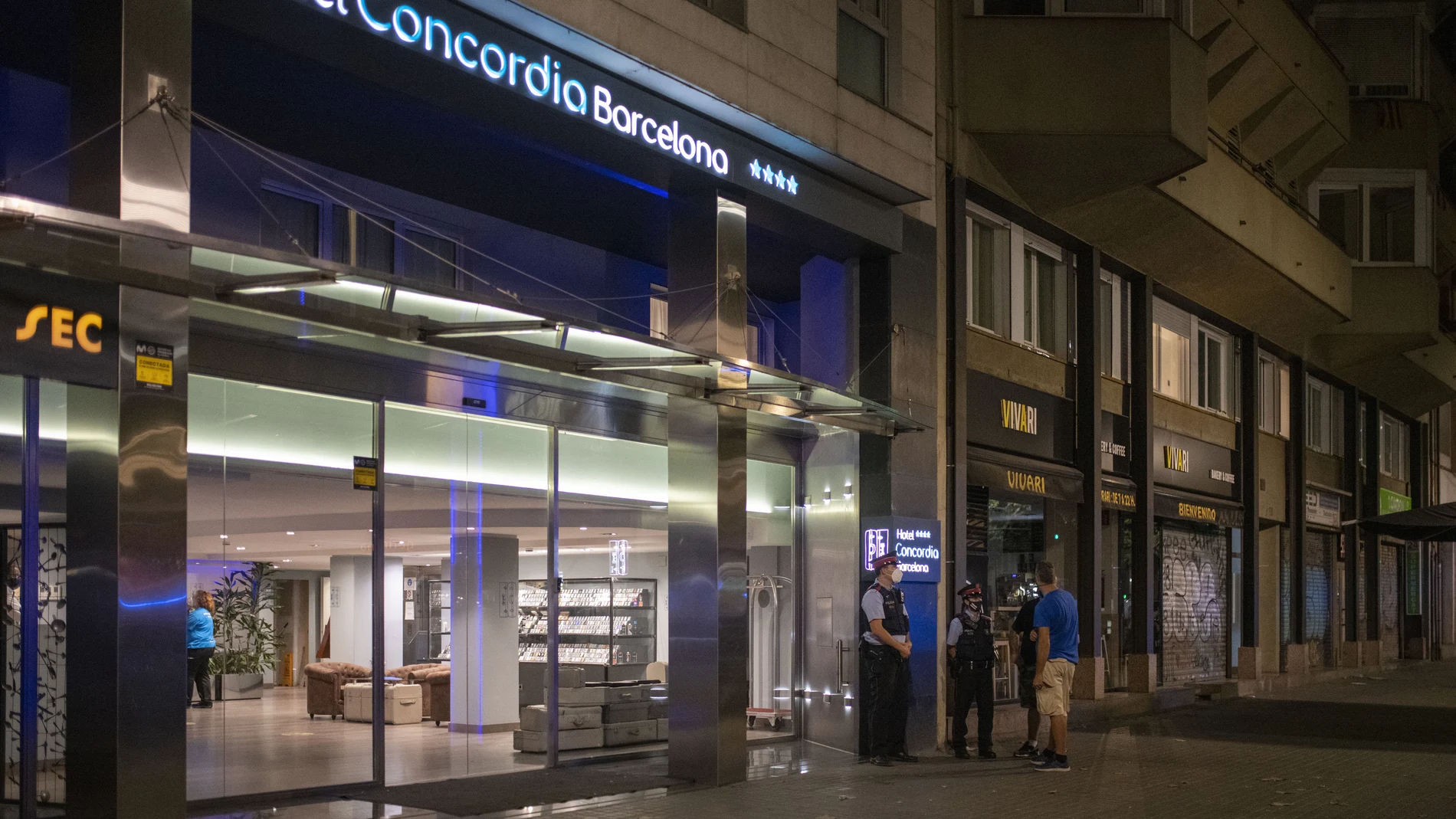 Varios agentes de los Mossos d´Esquadra, en la entrada del Hotel Concordia, a 25 de agosto de 2021, en Barcelona. Lorena Sopêna / Europa Press