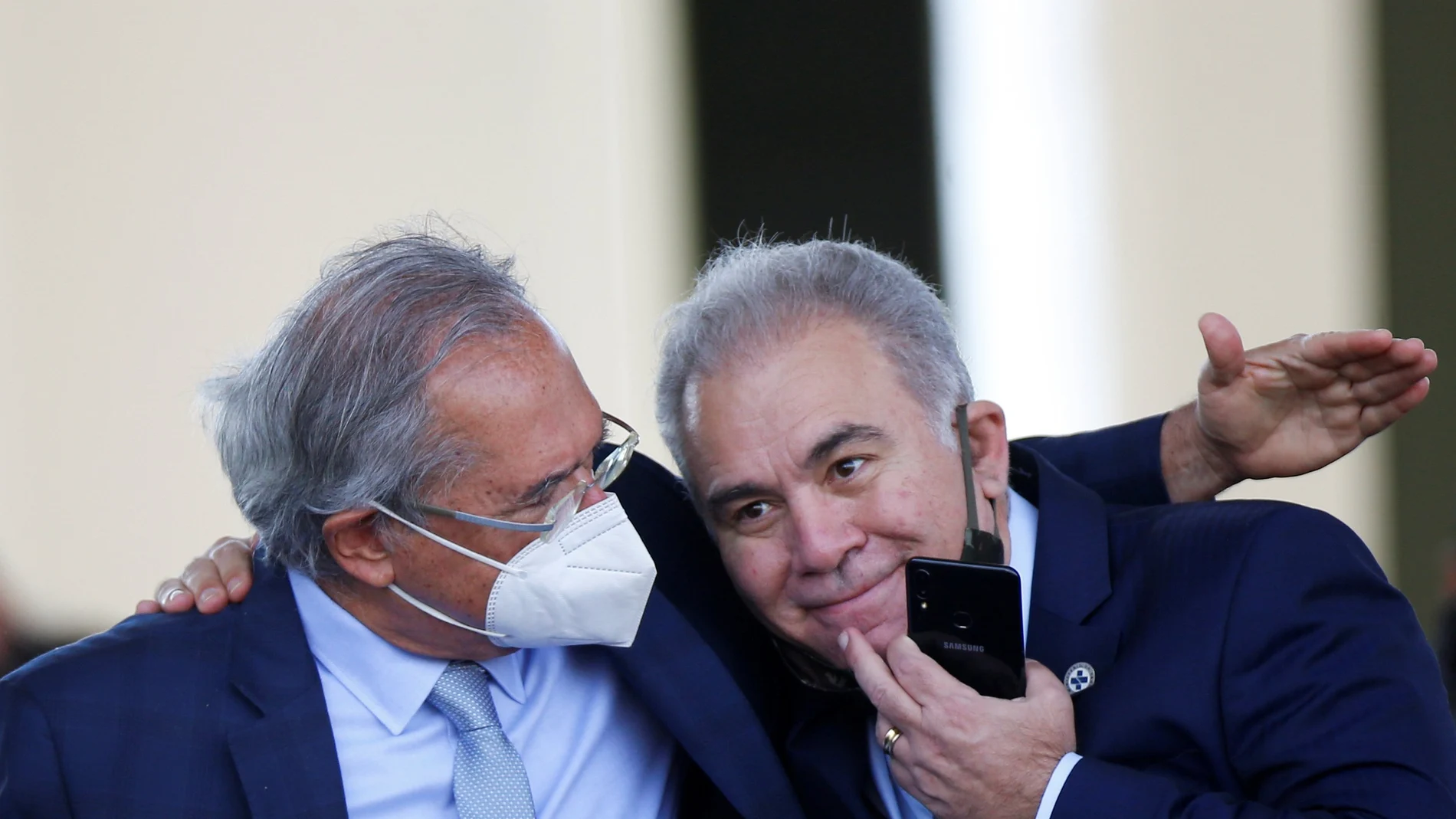Marcelo Queiroga (derecha) junto al ministro de Economía brasileño Paolo Guedes