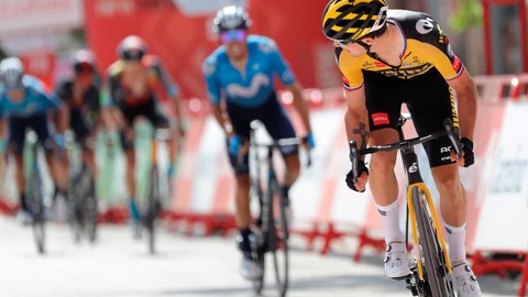 Roglic mira hacia atrás camino de su triunfo en Valdepeñas de Jaén en una etapa de la Vuelta a España