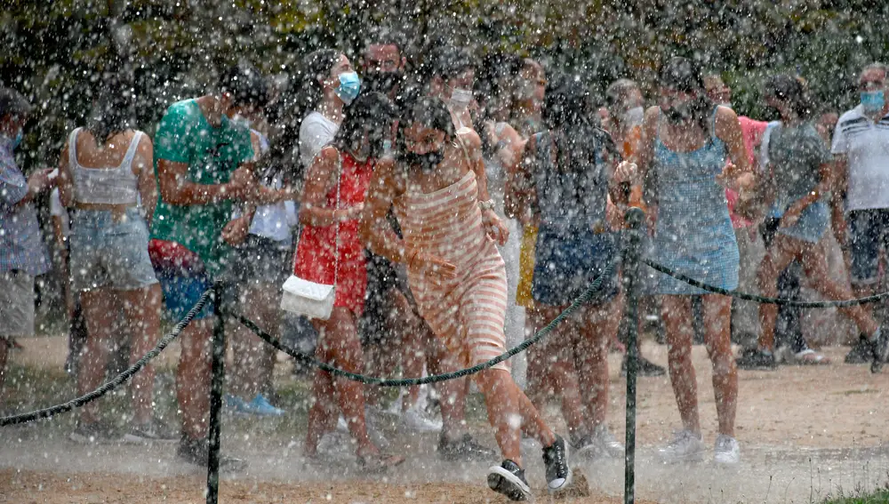 Espectáculo de los juegos de agua en las Fuentes Monumentales del Palacio Real de La Granja de San Ildefonso (Segovia), celebrado este miércoles, 25 de agosto, con motivo de la festividad de San Luis. EFE/Pablo Martín