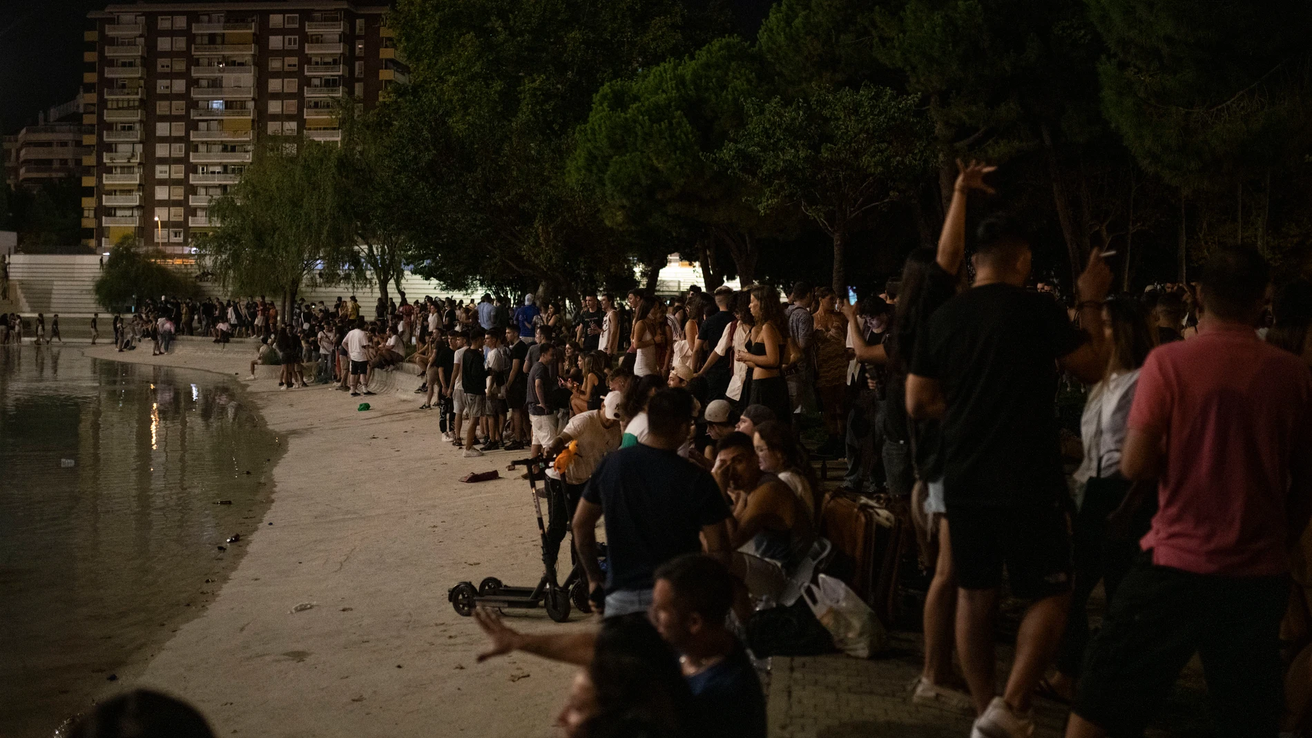 Decenas de personas se congregaron la noche del sábado en el Parque de la España Industrial en Sants (Barcelona)