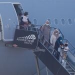 Afganos evacuados desde Kabul llegan al aeropuerto en Bélgica