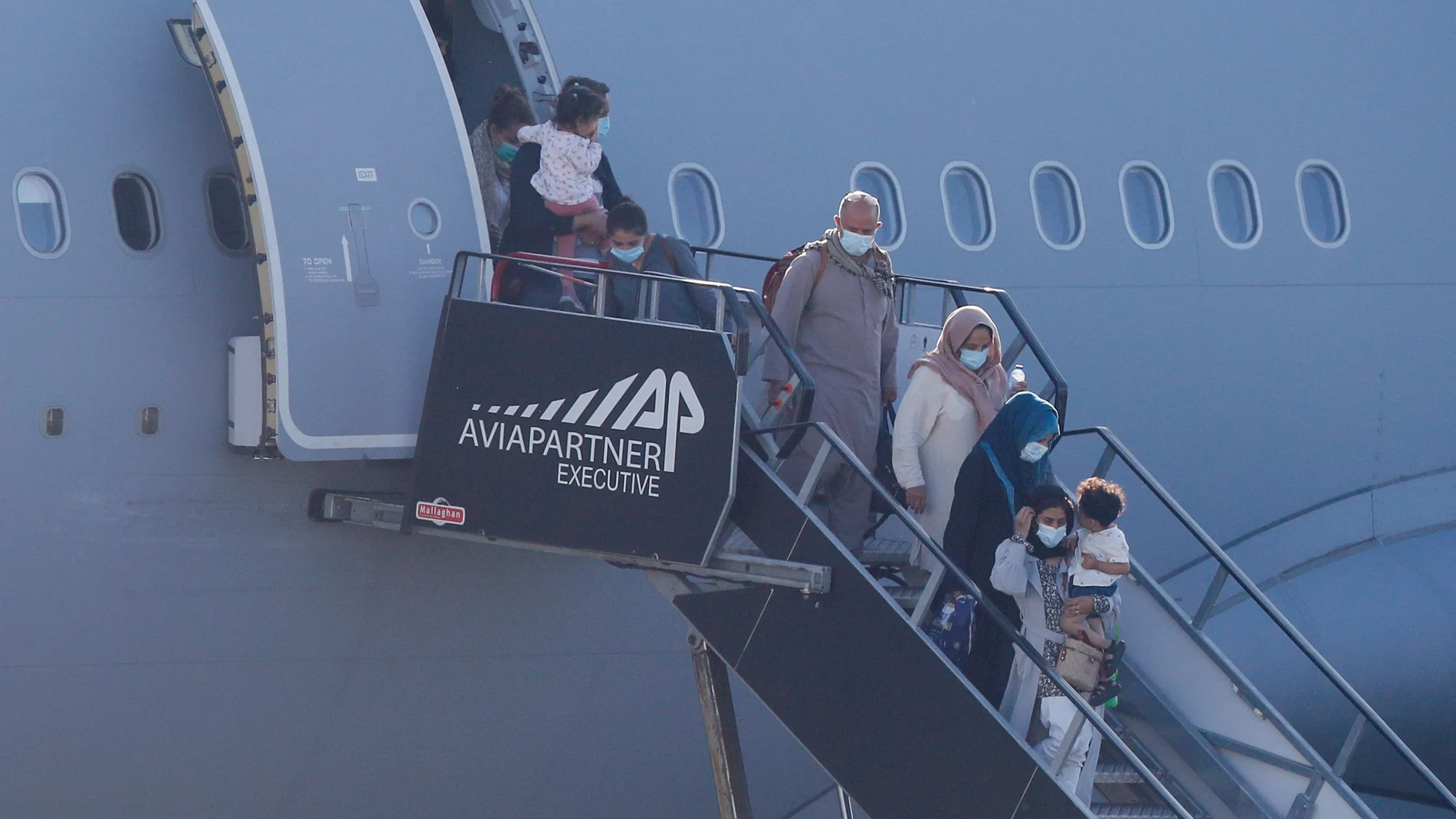 Afganos evacuados desde Kabul llegan al aeropuerto en Bélgica