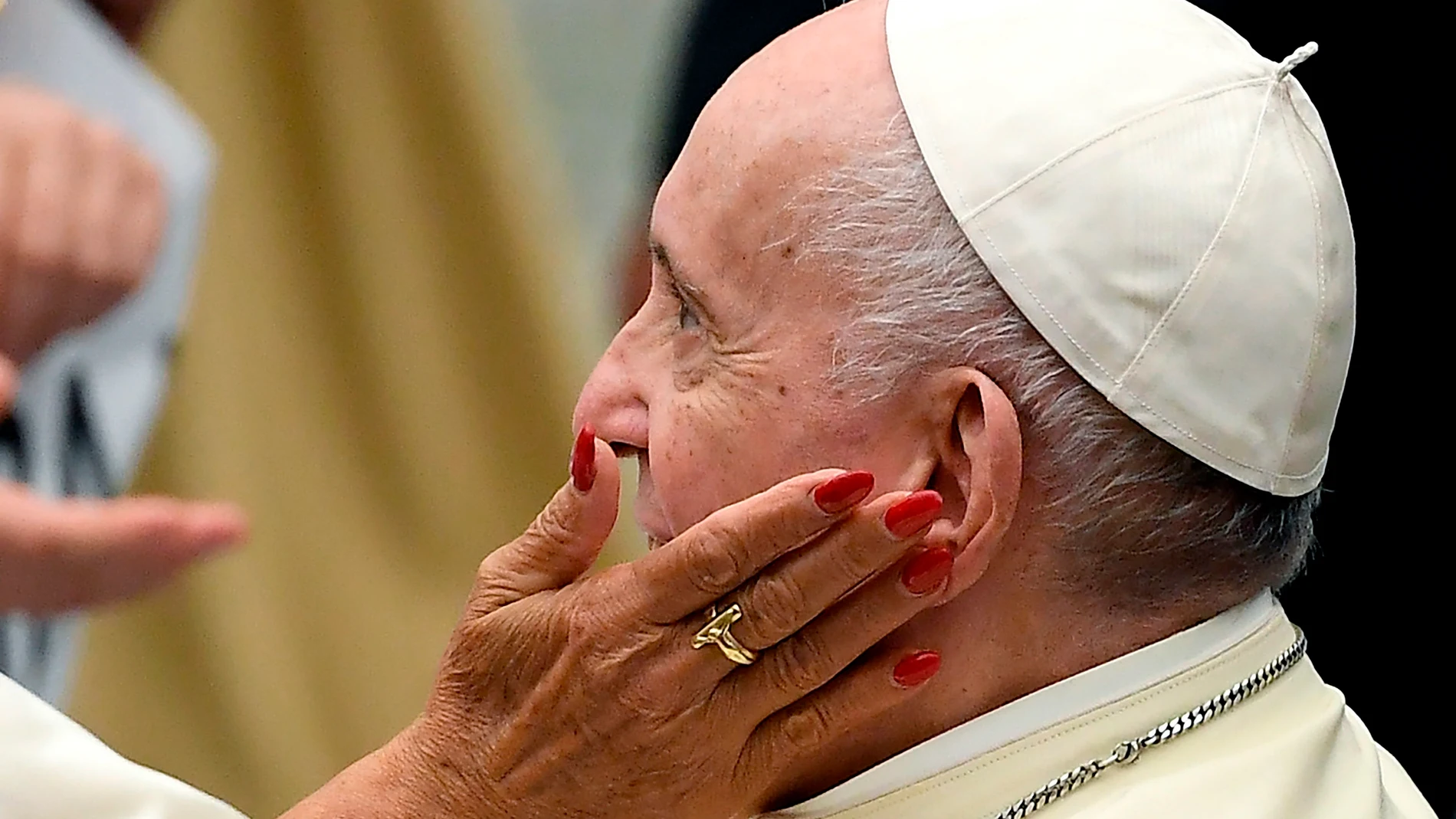 Una mujer toca el rostro del Pontífice durante la audiencia general en el Vaticano el pasado miércoles
