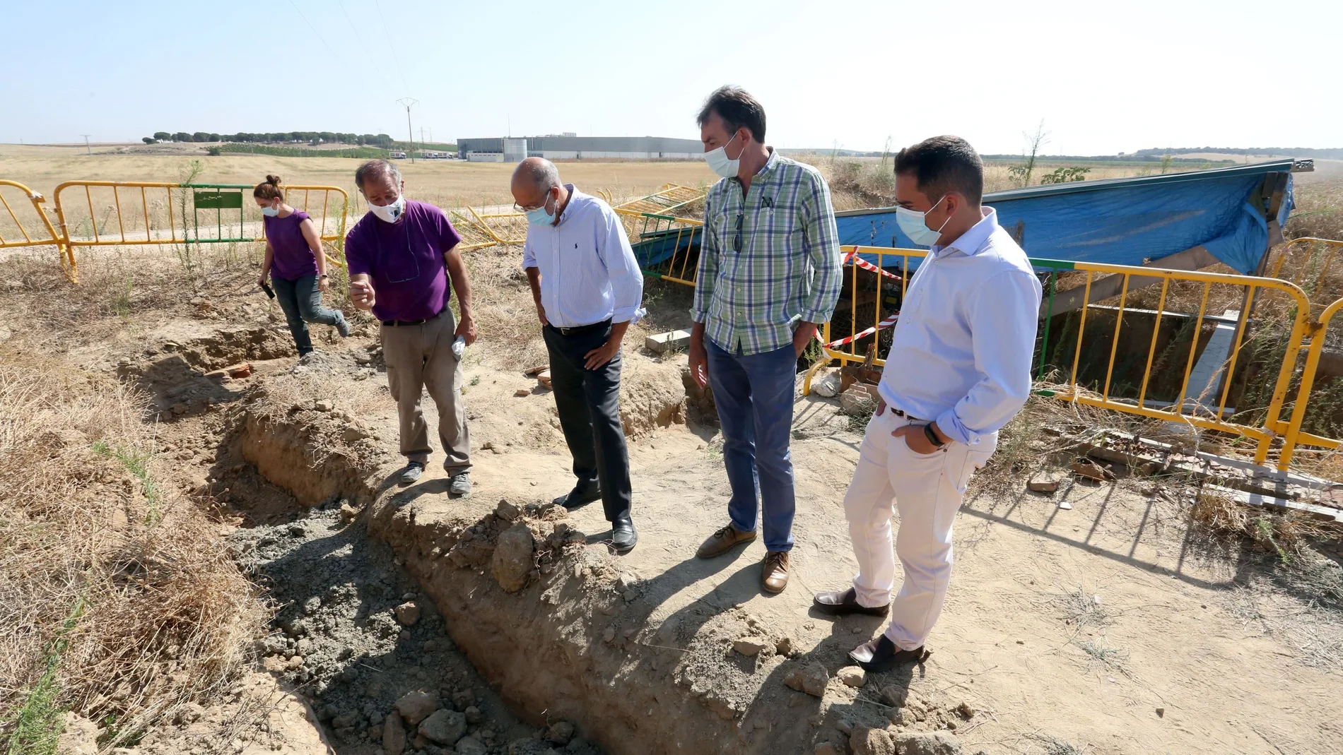 El vicepresidente, Francisco Igea, realiza una visita para conocer los trabajos que desarrolla la Asociación para la Recuperación de la Memoria Histórica de Valladolid en la zona de Medina del Campo