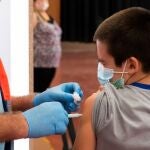 Un niño es vacunado en el polideportivo Paco Gandía de Estepa (Sevilla), donde se ha colocado uno de los 70 puntos de vacunación masiva de la comunidad