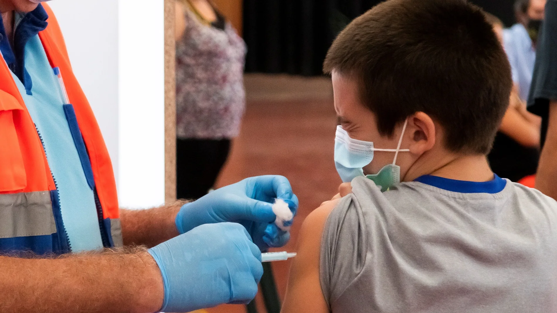 Un niño es vacunado en el polideportivo Paco Gandía de Estepa (Sevilla), donde se ha colocado uno de los 70 puntos de vacunación masiva de la comunidad
