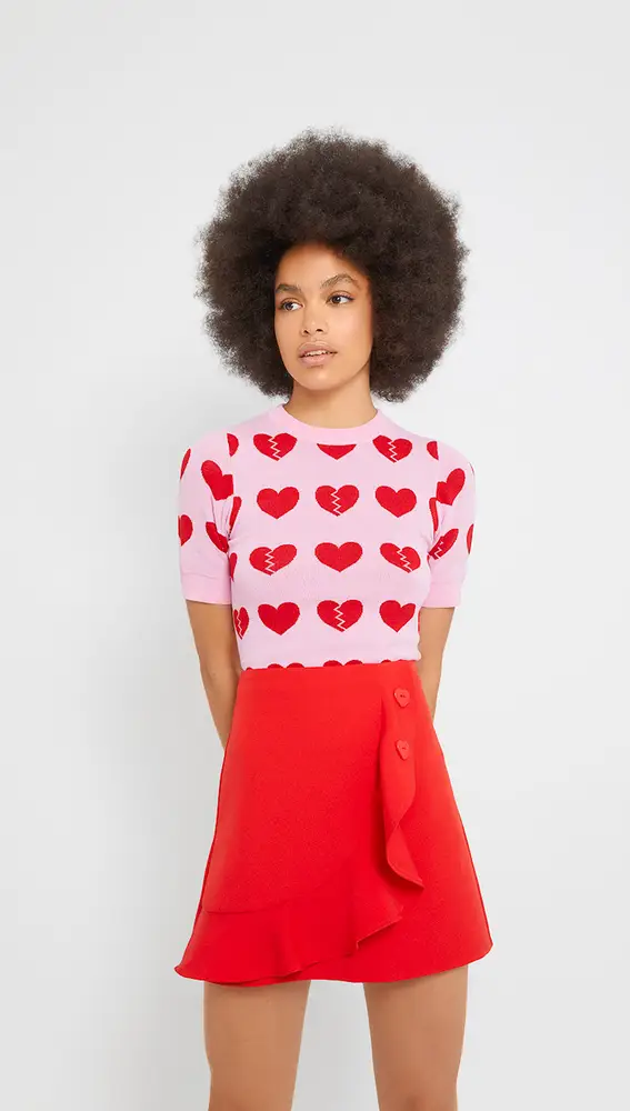 Minifalda con botones en forma de corazón.