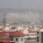Humo cerca del aeropuerto de Kabul tras la explosión del pasado jueves