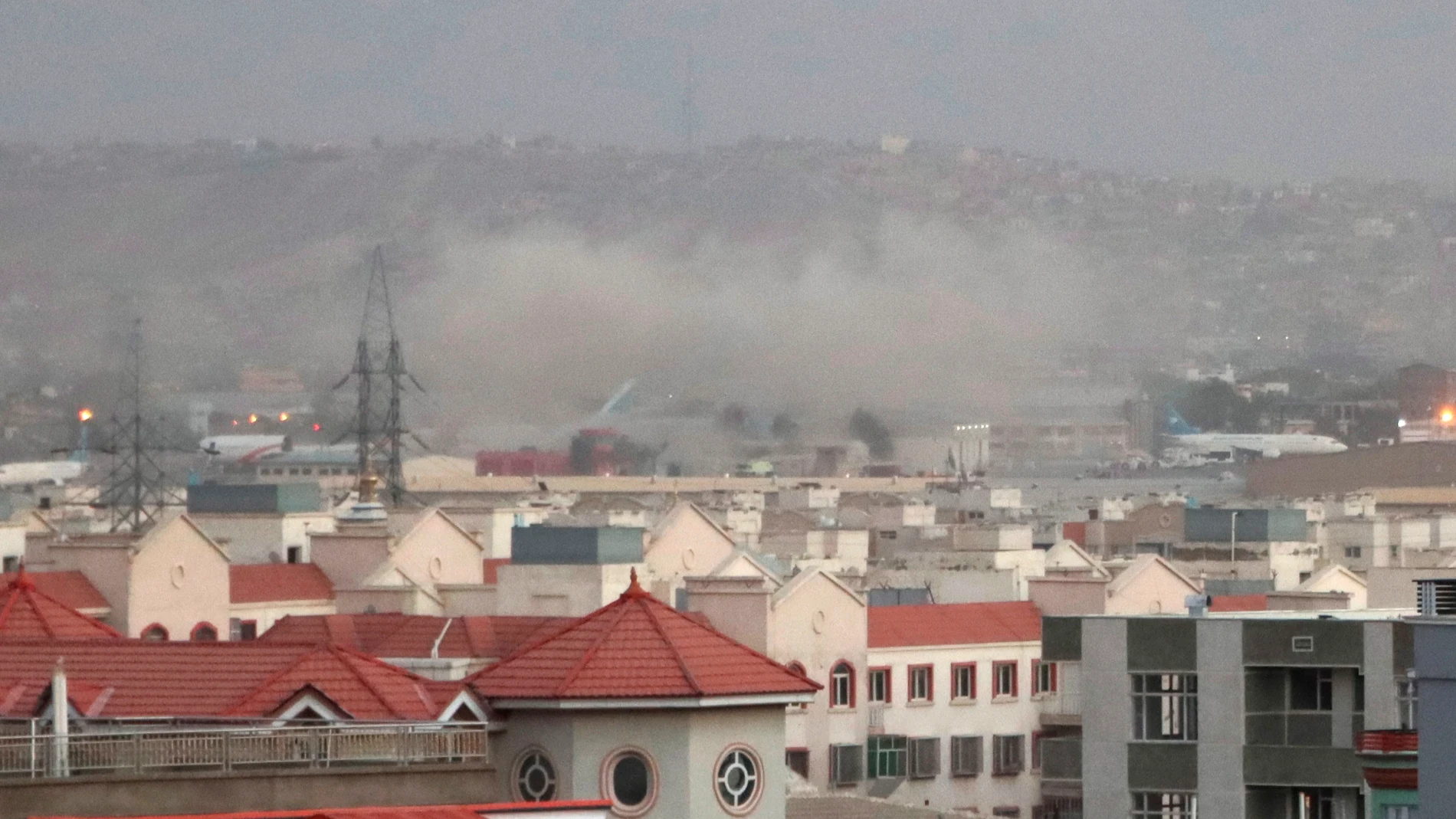 Humo cerca del aeropuerto de Kabul tras la explosión del pasado jueves