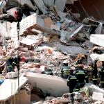 El edificio de tres plantas que se ha derrumbado en una urbanización de Peñíscola (Castellón) tenía 30 años de antigüedad y colapsó "bastante rápido", como si fuera "un dominó".