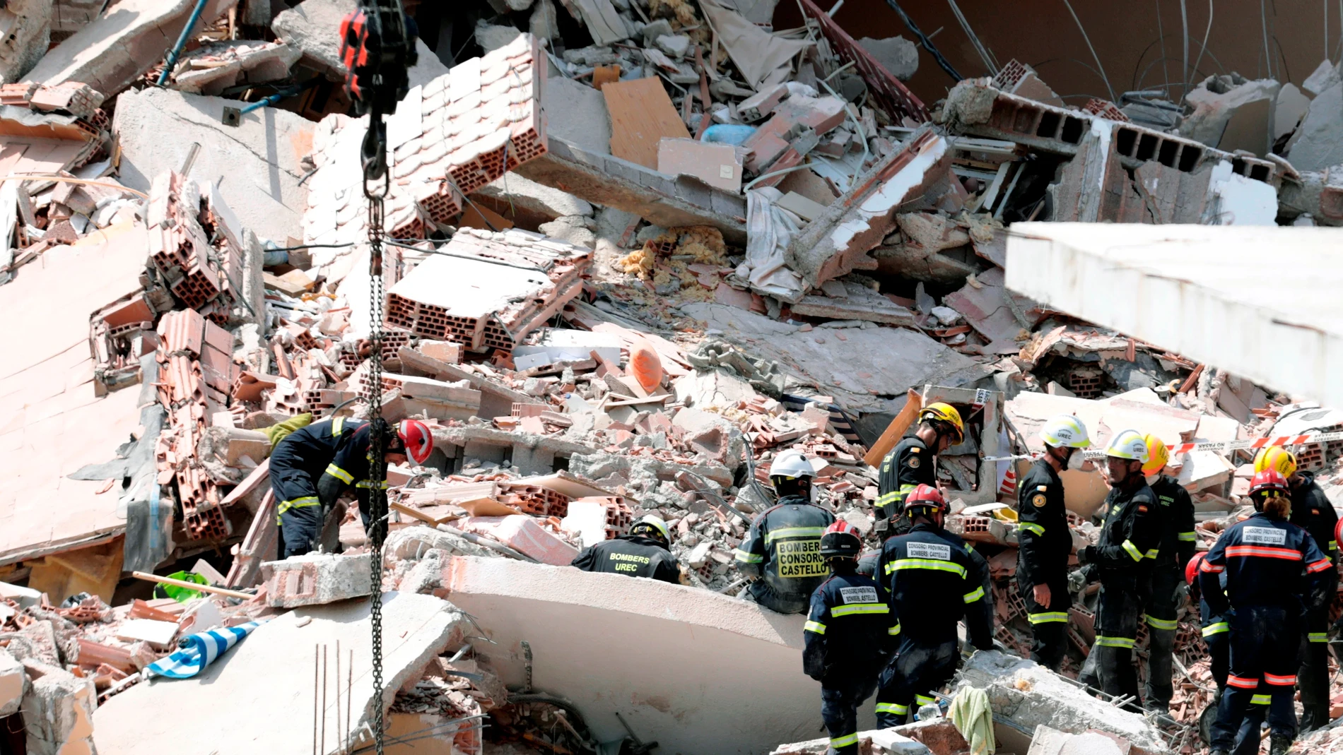 El edificio de tres plantas que se ha derrumbado en una urbanización de Peñíscola (Castellón) tenía 30 años de antigüedad y colapsó "bastante rápido", como si fuera "un dominó".