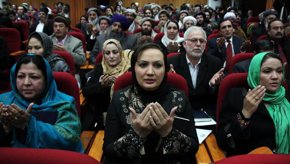 Diputadas afganas rezan durante la primera sesión del Parlamento en una imagen de 2011