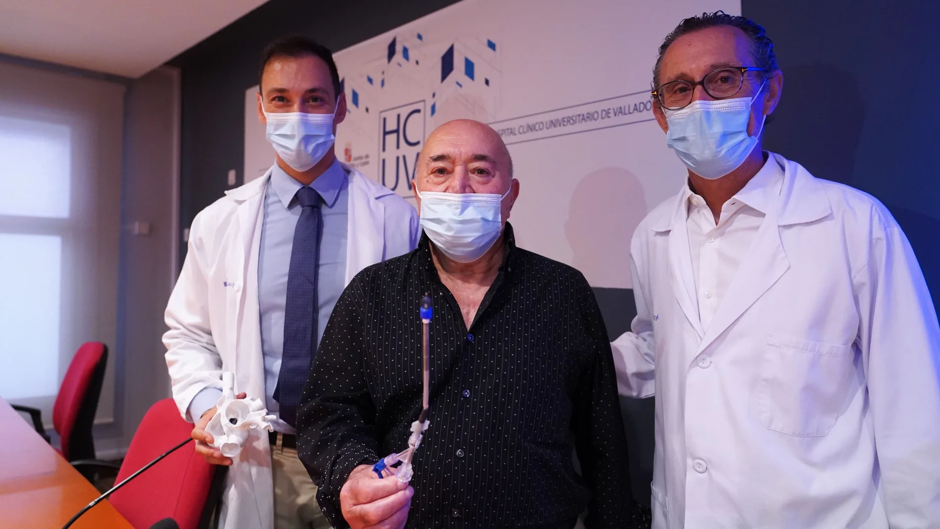 El jefe del Servicio de Cardiología del Hospital Clínico Universitario, Alberto San Román Calvar, informa sobre la reciente implantación en un paciente de un novedoso dispositivo intracavitario