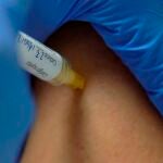 Voluntarios reciben la vacuna Hipra, la primera española contra la covid-19