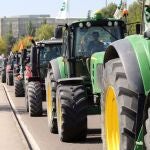 Una caravana de tractores y turismos participa en una concentración de UCCL en Valladolid 'Por una PAC para los profesionales"