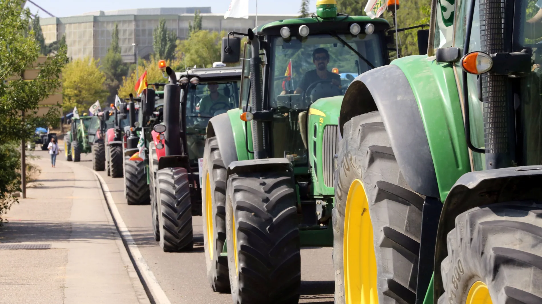Una caravana de tractores y turismos participa en una concentración de UCCL en Valladolid 'Por una PAC para los profesionales"