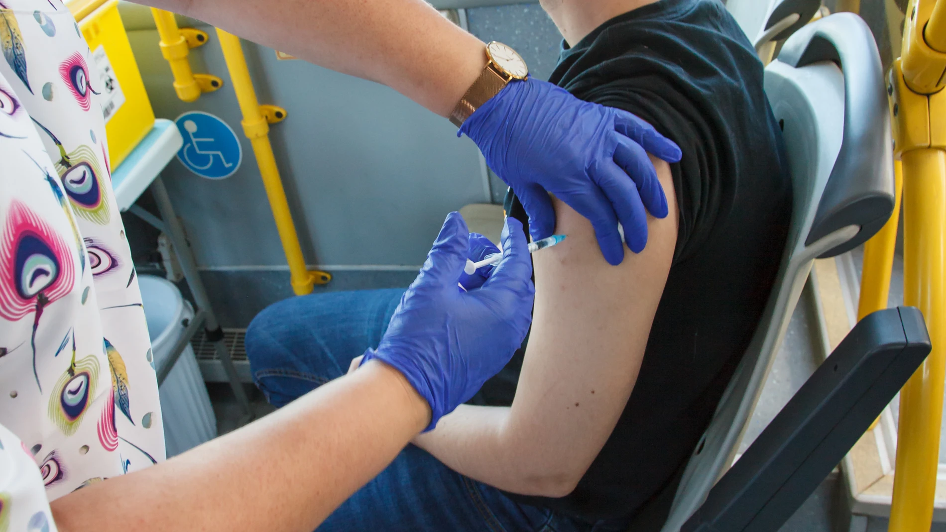 Una sanitaria vacuna a un hombre, en la ‘vacuguagua’, uno de los dispositivos itinerantes de vacunación frente a la Covid-19 del Servicio Canario de Salud (SCS) en San Bartolomé de Tirajana, Gran Canaria, Islas Canarias (España)