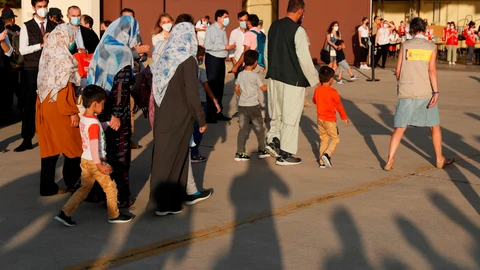 Varios evacuados afganos a su llegada a la base militar de Torrejón de Ardoz. EFE/Mariscal