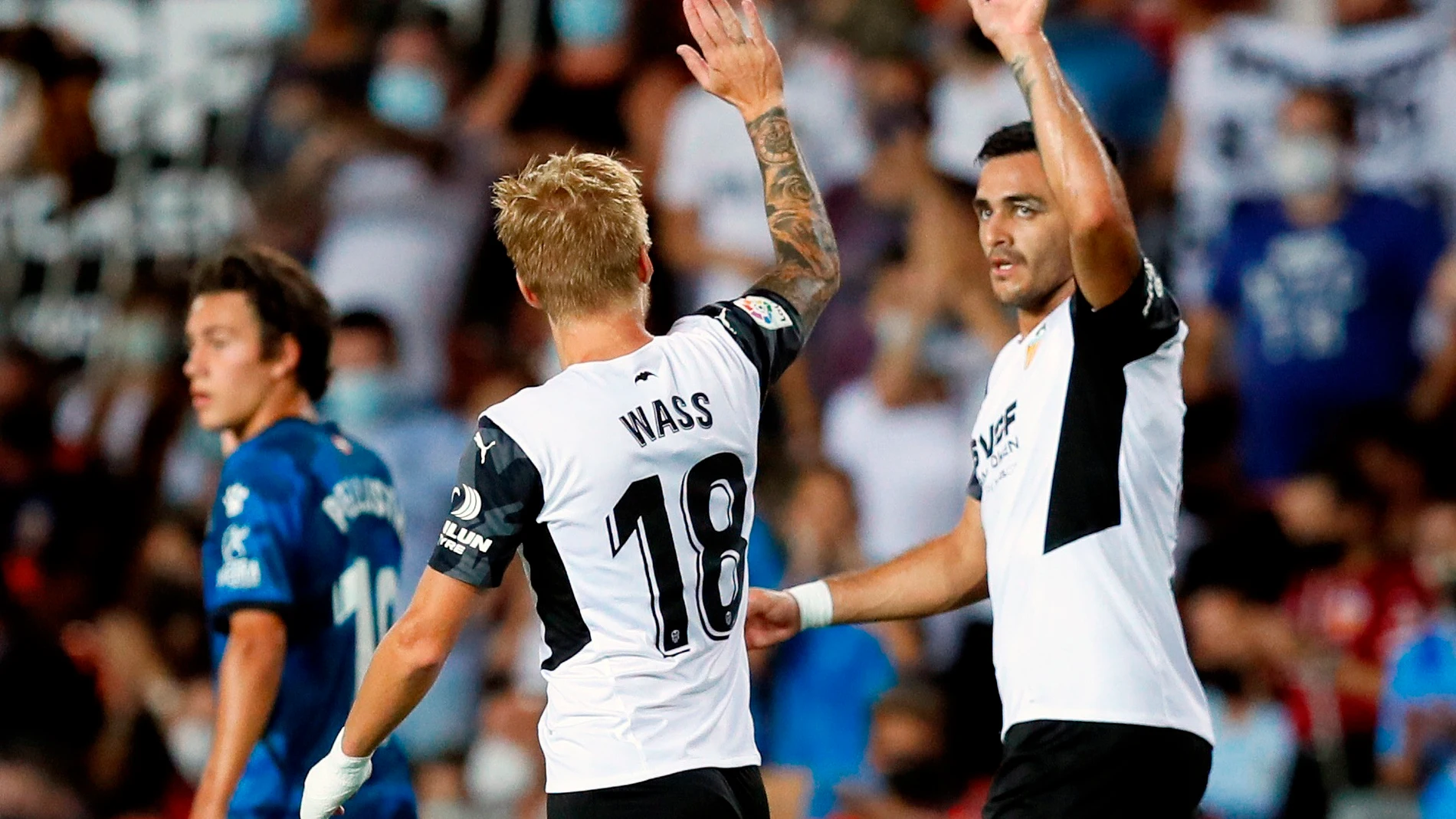 El jugador del Valencia, Daniel Wass es felicitado por sus compañeros tras marcar el primer gol ante el Alavés durante el encuentro que les enfrenta en el estadio de Mestalla (Valencia) correspondiente al campeonato de liga