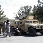 Guardas talibanes fuera del aeropuerto de Kabul