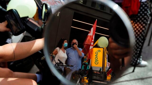 Los repartidores de los seis supermercados de Glovo en Barcelona han secundado este viernes la primera de las nueve jornadas de huelga programadas sin que la empresa haya accedido a negociar de forma colectiva con ellos una mejora de sus condiciones laborales. EFE/ Alejandro García