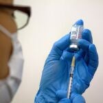 Una enfermera prepara una vacuna de Moderna contra la Covid-19