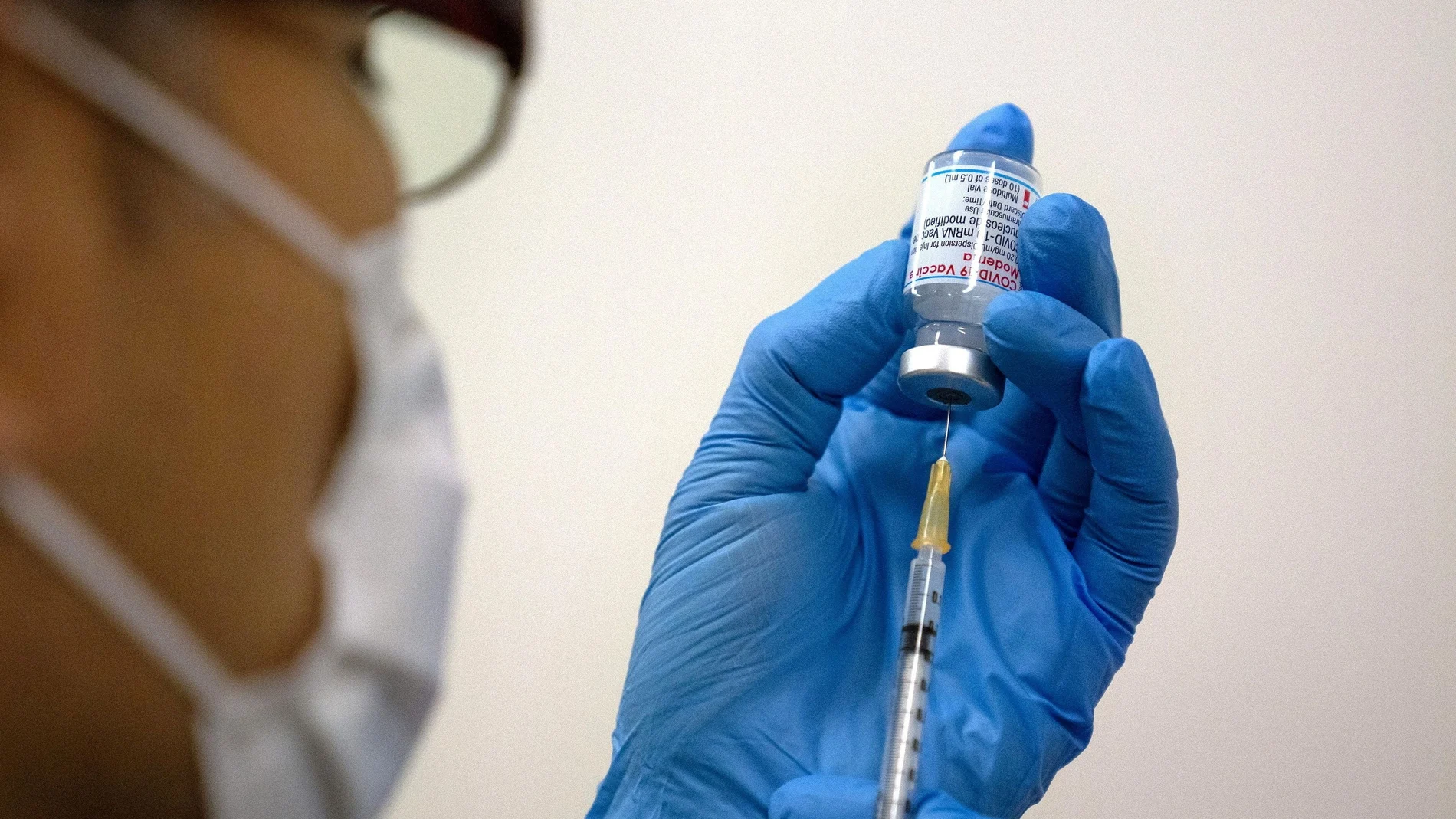 Una enfermera prepara una vacuna de Moderna contra la Covid-19