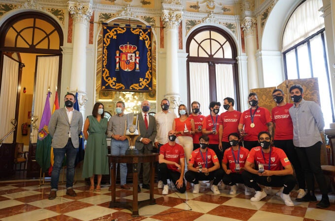 Vodafone Giants visita el Ayuntamiento de Málaga