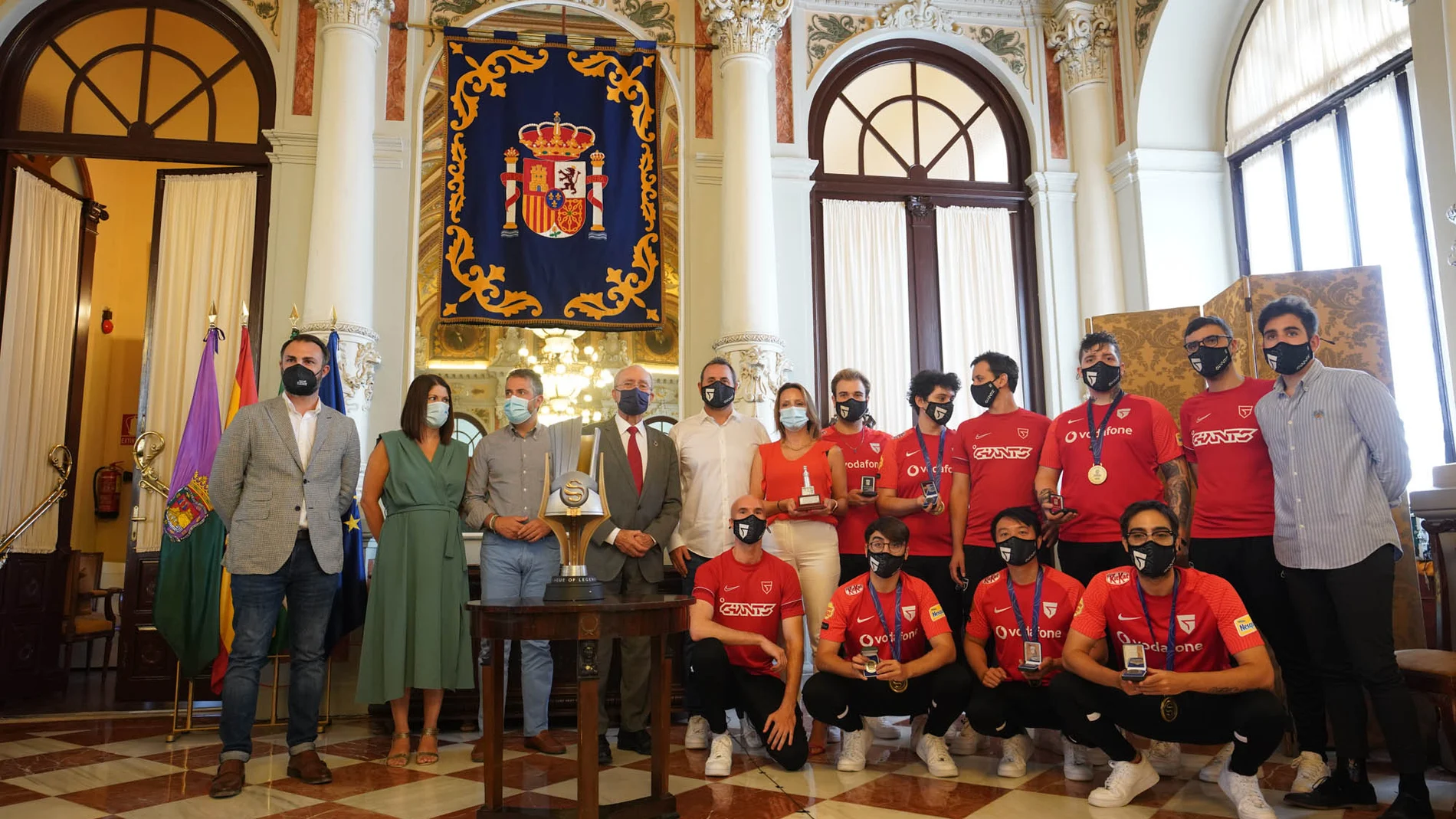 Vodafone Giants visita el Ayuntamiento de Málaga