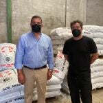 El presidente de la Diputación de Ávila, Carlos García, junto al alcalde de Solosancho, Jesús Martín, durante si visita una explotación ganadera
