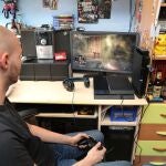 Un joven juega con un videojuego en su habitación