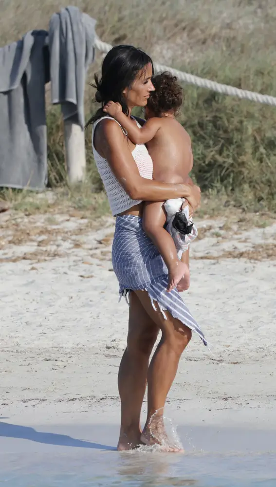 Begoña Villacís con su hija pequeña en Ibiza