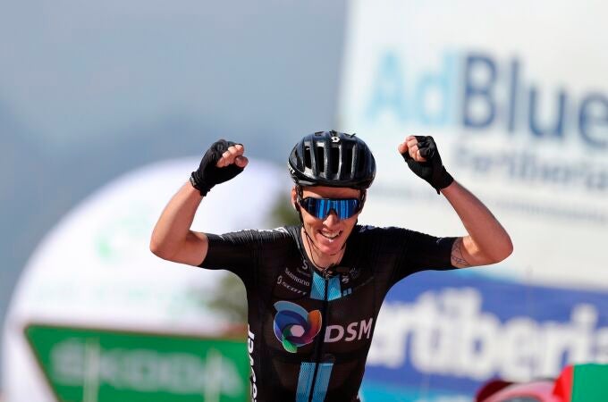Romain Bardet celebra su victoria en el Pico Villuercas