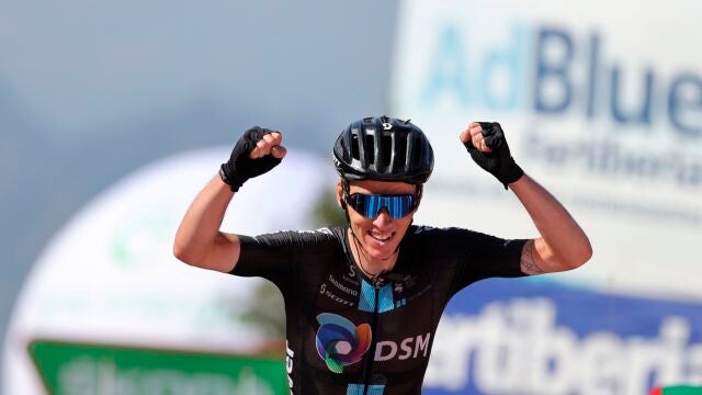 Romain Bardet celebra su victoria en el Pico Villuercas