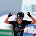 Romain Bardet celebra su victoria en el Pico Villuercas
