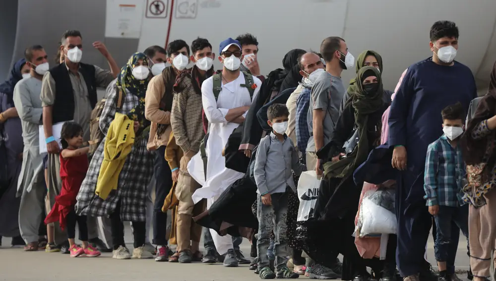 Llegada de un avión procedente de Kabul con 260 afganos refugiados a la base aérea de Torrejón