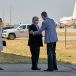 Felipe VI y Pedro Sánchez, con Gabriel Ferrán y Paula Sánchez, ayer en la base aérea de Torrejón